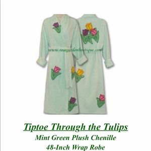 🌷Canyon Group, New With Tags…Med, Cotton/Polyester Chenille Bathrobe🌷